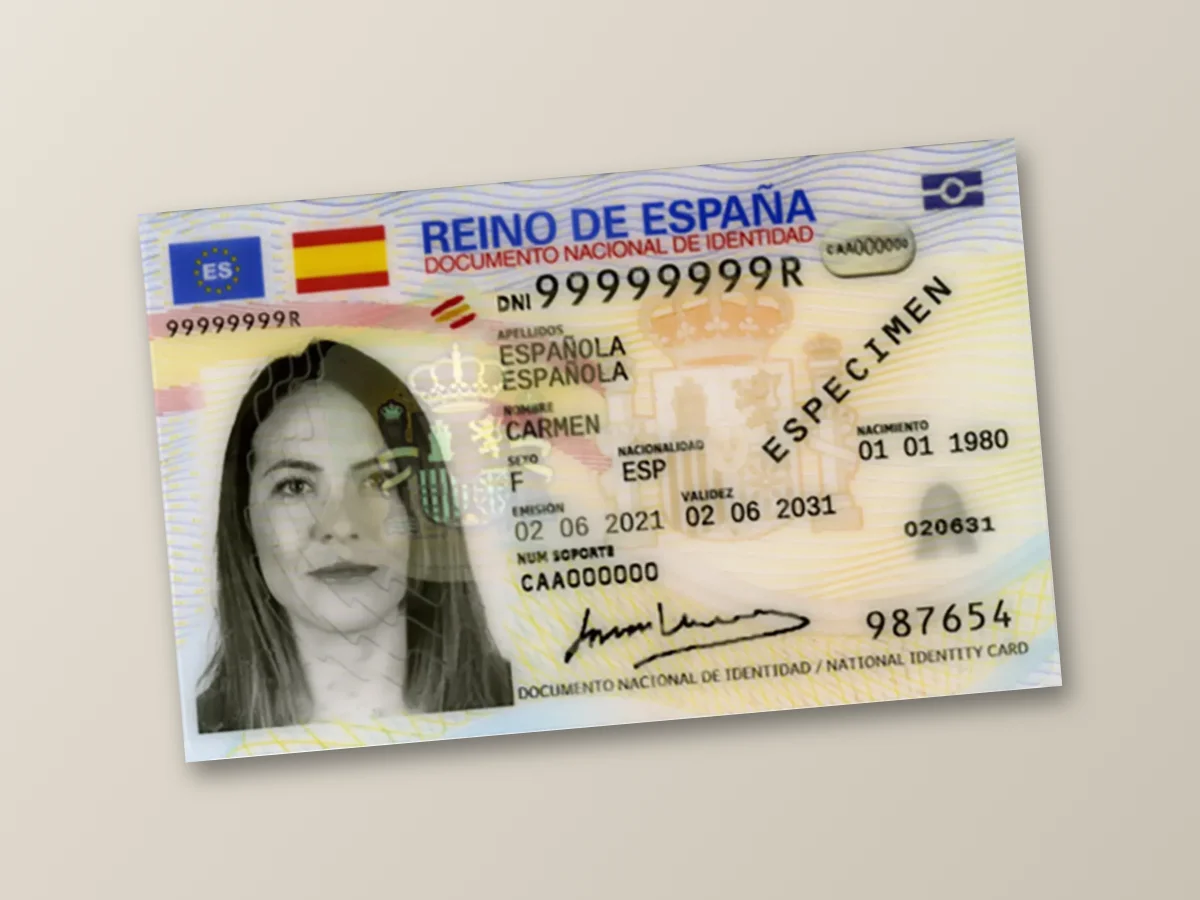 Foto de un DNI de ejemplo sobre una mesa
